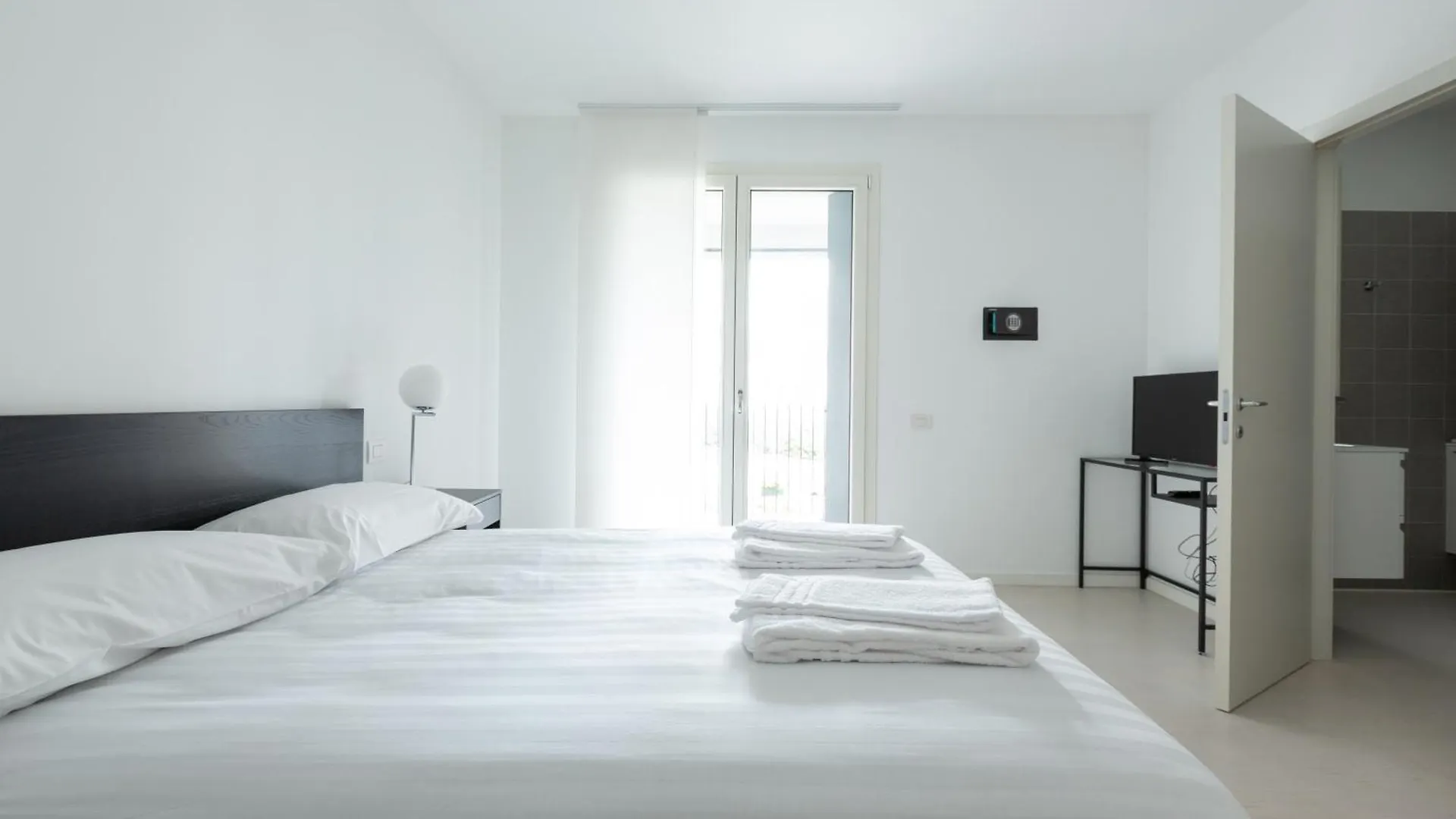 Porta Nuova Bright And Roomy Flat Milan Italy