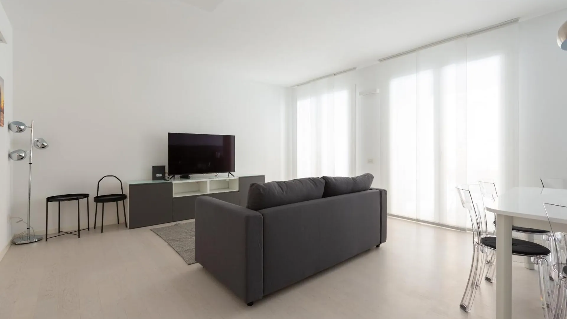 Porta Nuova Bright And Roomy Flat Milan Apartment