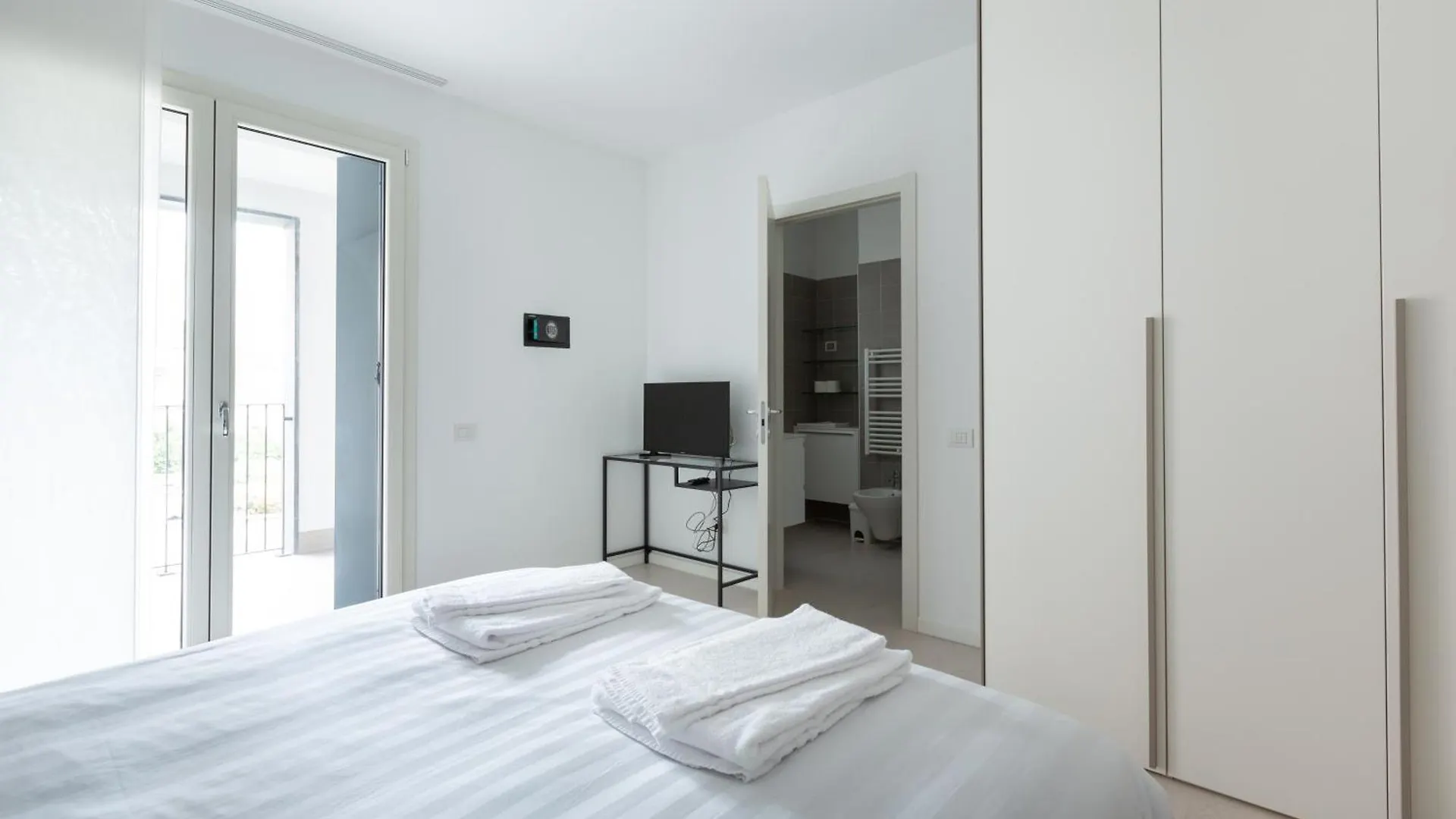Porta Nuova Bright And Roomy Flat Milan Apartment