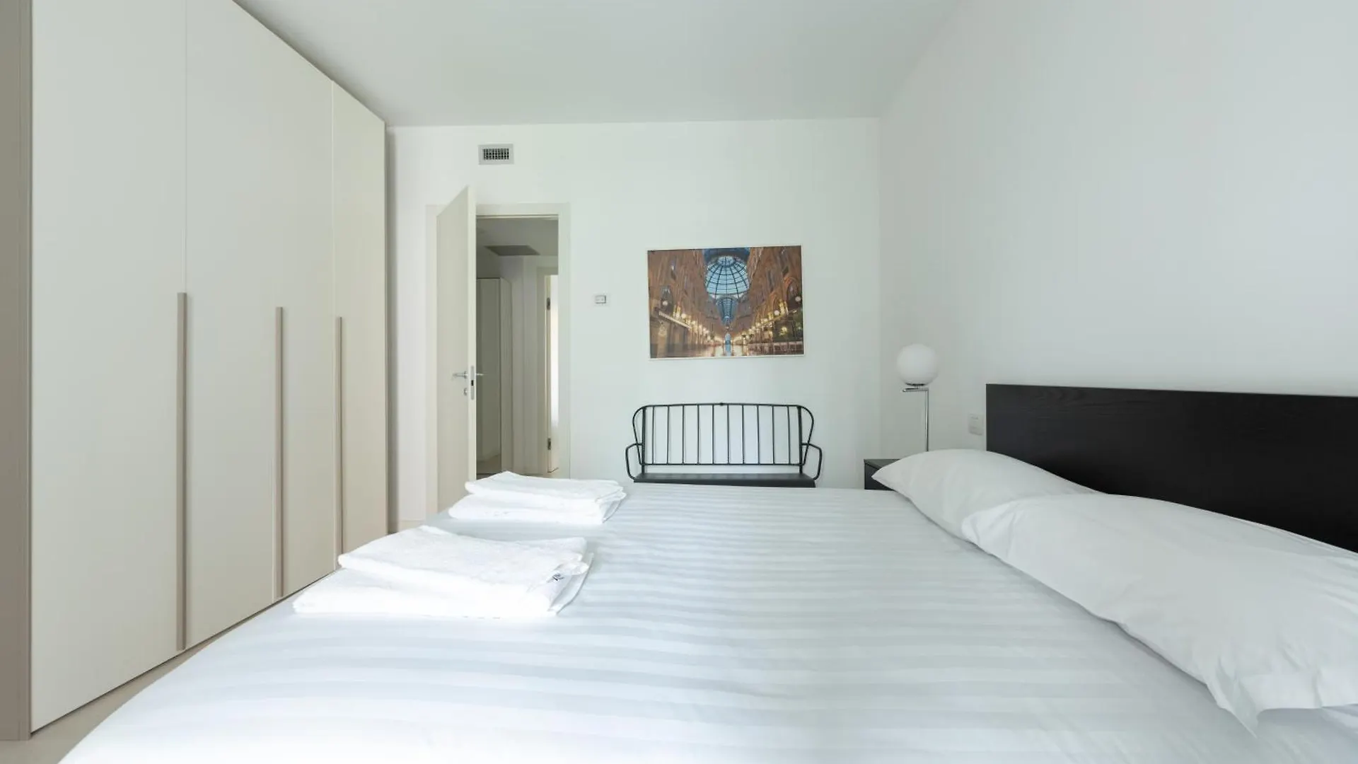 Porta Nuova Bright And Roomy Flat Milan