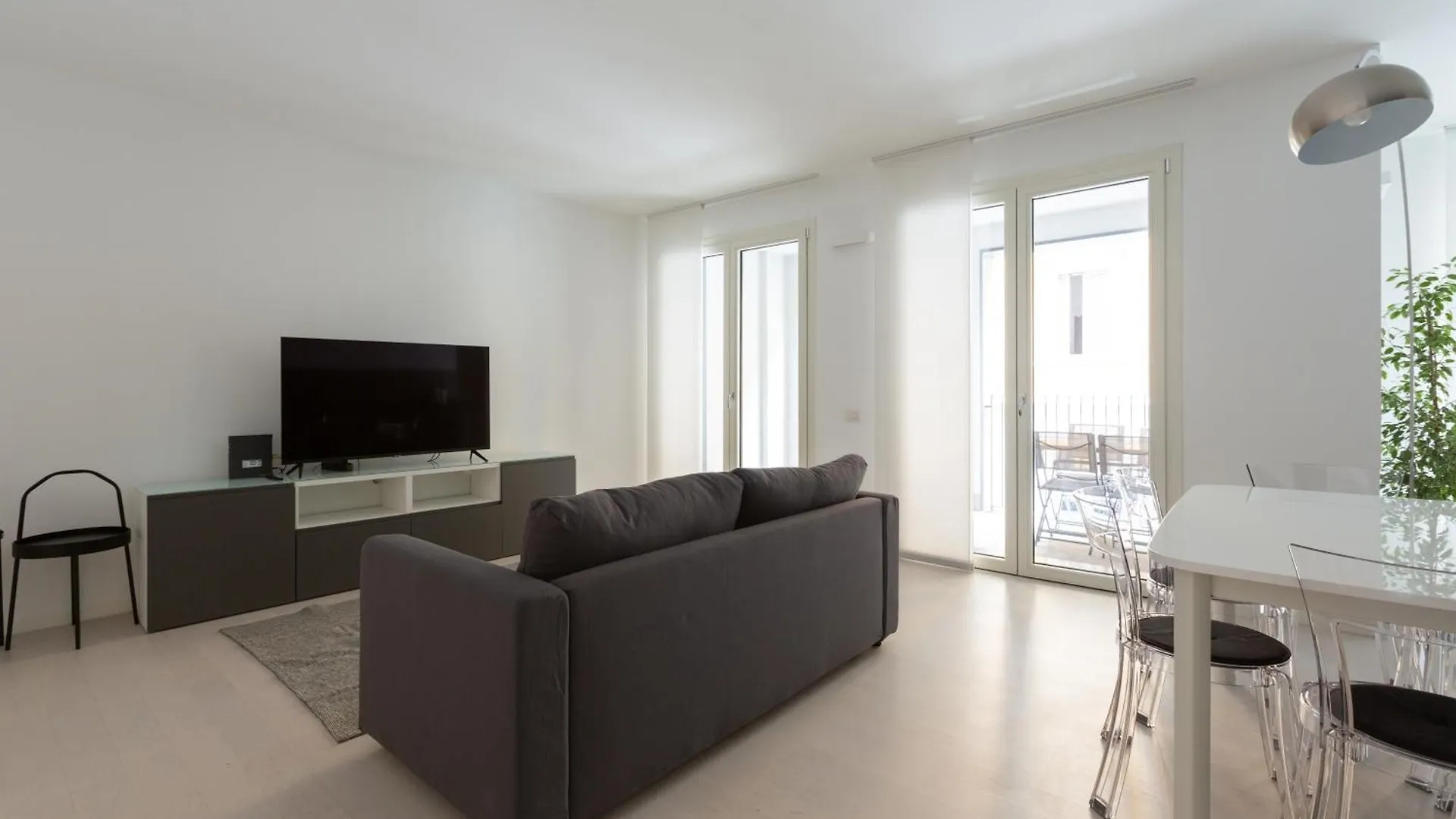 Porta Nuova Bright And Roomy Flat Milan