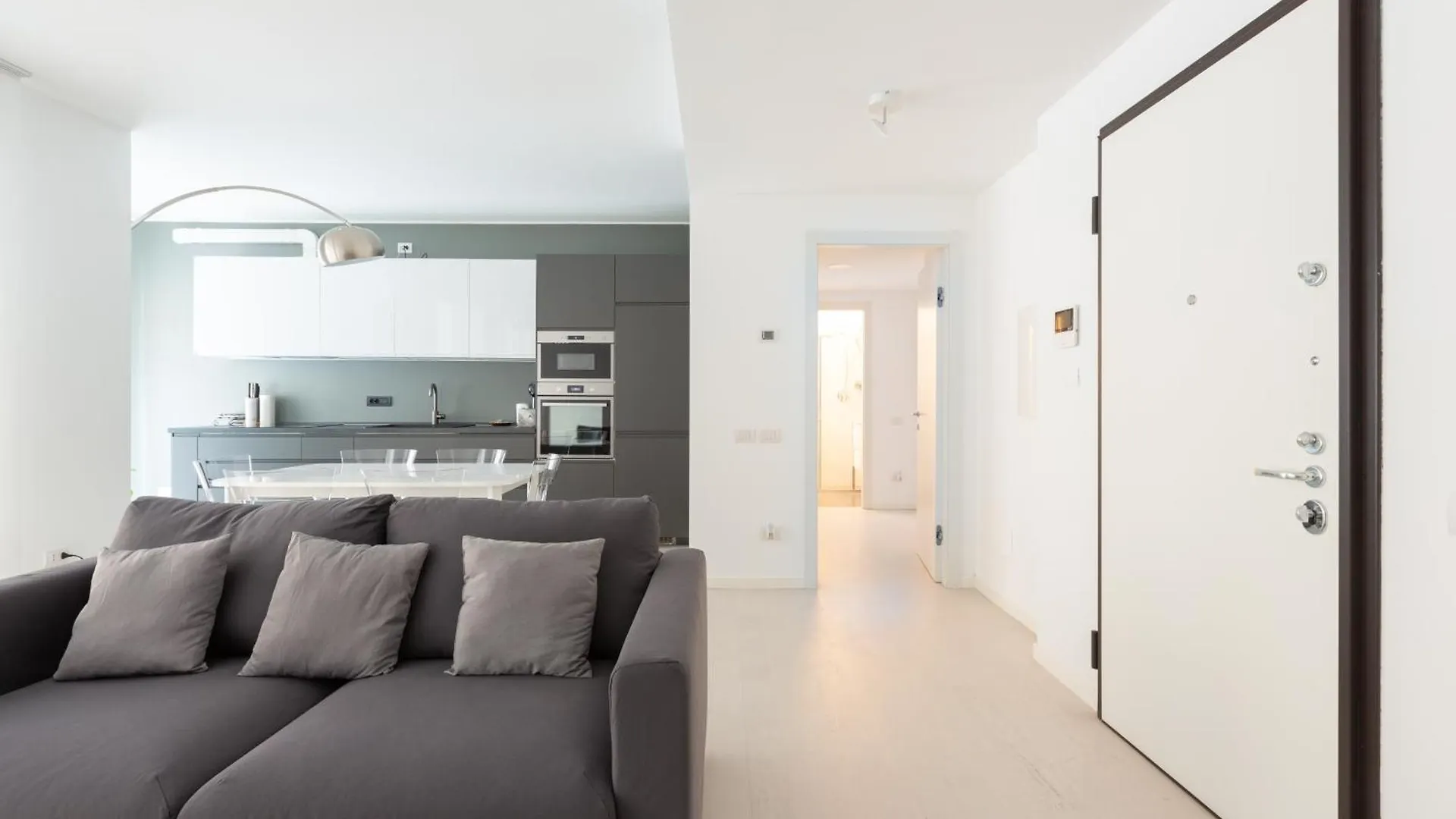 Porta Nuova Bright And Roomy Flat Milan Italy