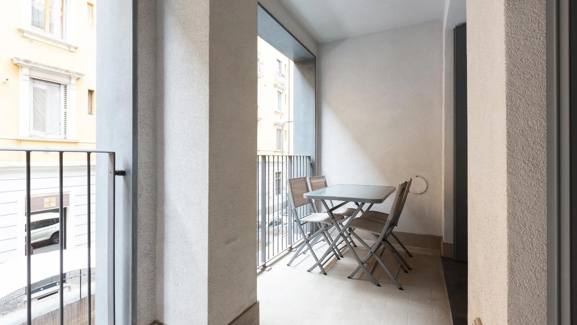 Porta Nuova Bright And Roomy Flat Milan